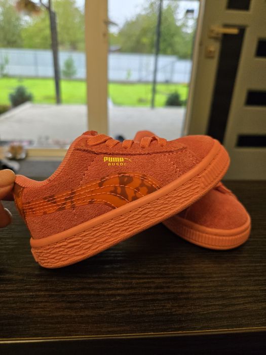 Фірмові кросівки