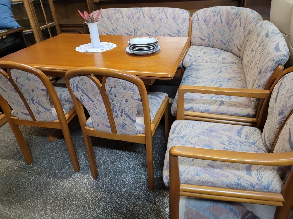 Rogówka włoska do jadalni ze stołem rozkładanym i krzeslami