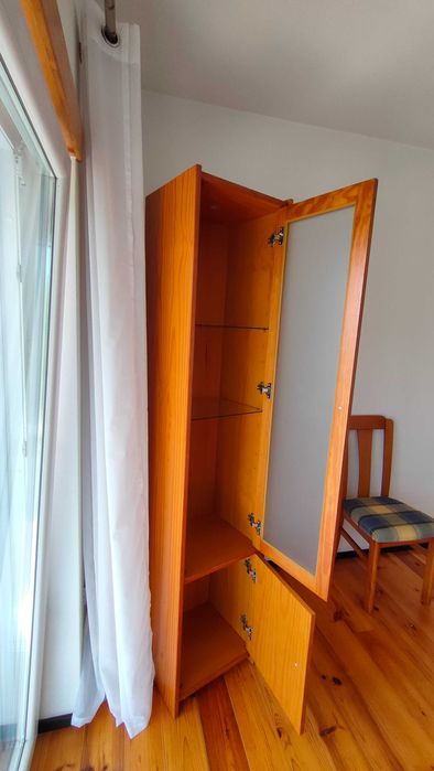 Armário em madeira maciça de cerejeira, com porta em vidro