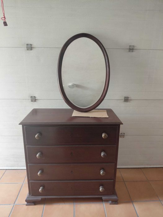 Cómoda escrivaninha com espelho