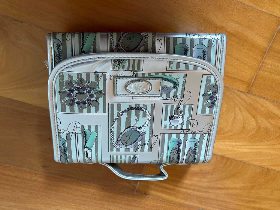 Bolsa cabide com vários compartimentos: