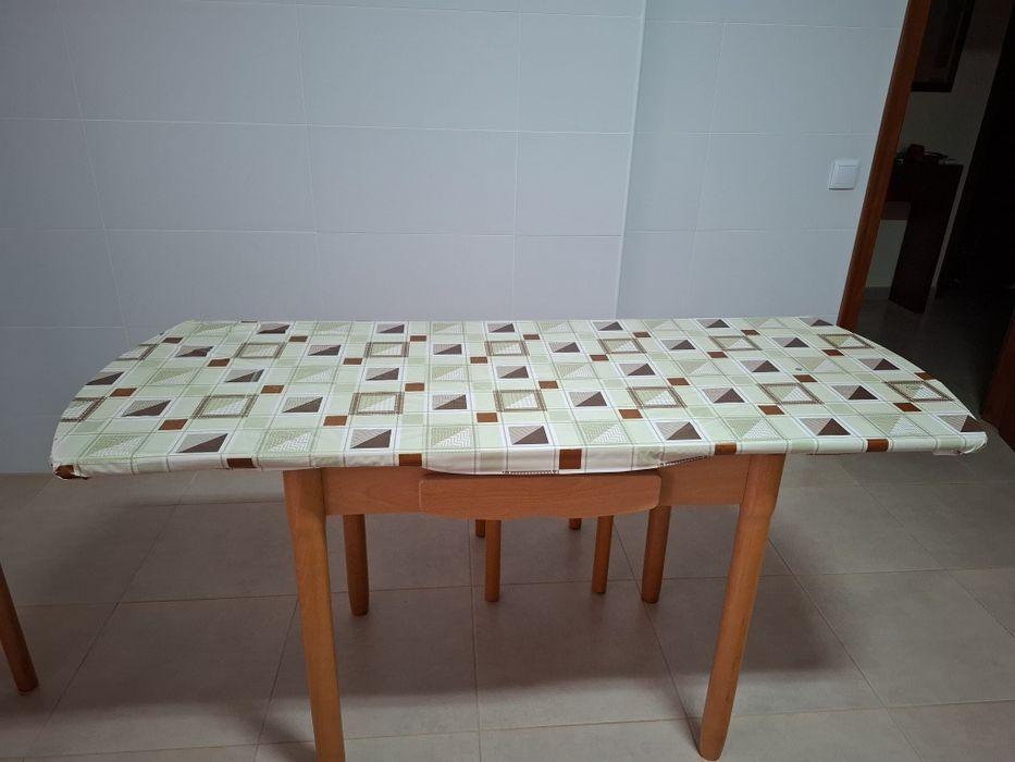 Mesa de cozinha extensível + 2 cadeiras + 2 bancos (como nova)