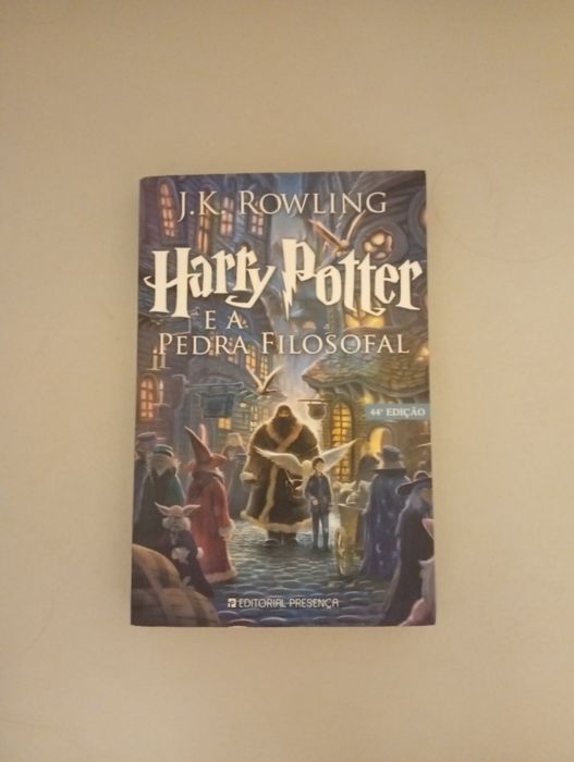 Livro "Harry Potter e a Pedra Filosofal"