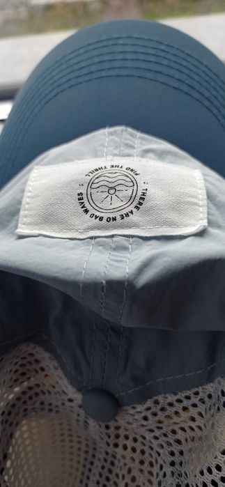 Bejsbolówka siateczkowa męska.