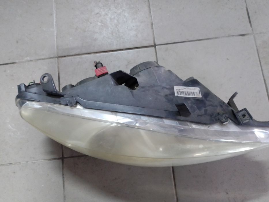 Передня фара Peugeot 307