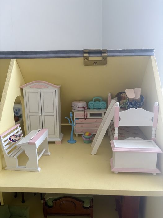 Casa de bonecas em madeira
