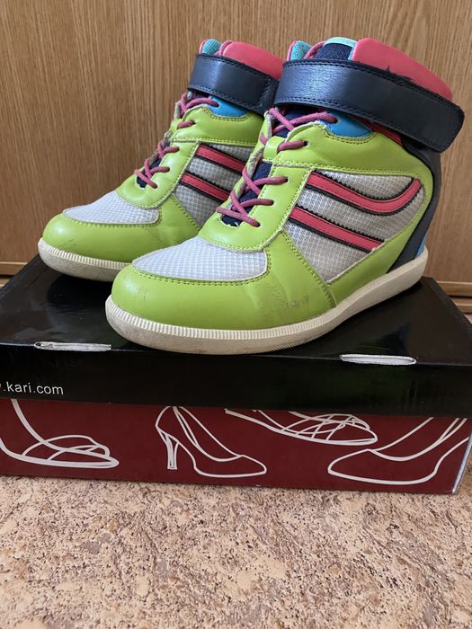 Женские кроссовки на танкетке