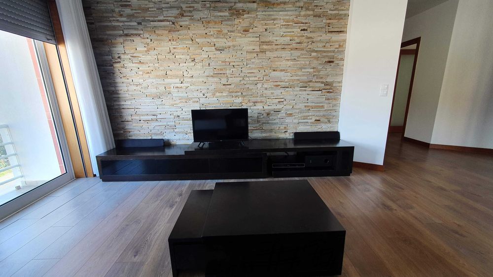 Móvel de sala em madeira de carvalho