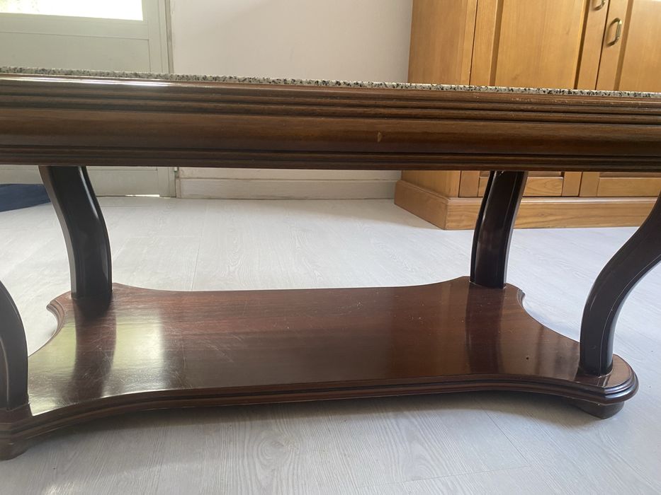 Mesa de centro tampo em pedra