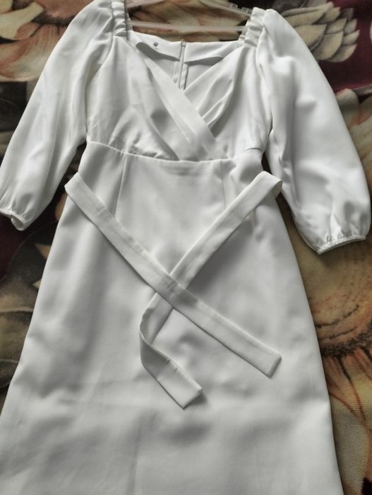 Сукня жіноча з вирізом