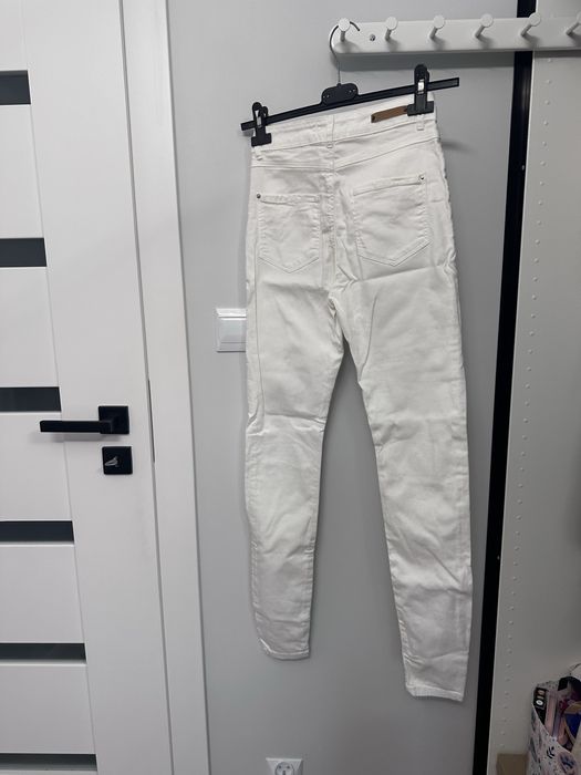 Białe spodnie damskie Bershka