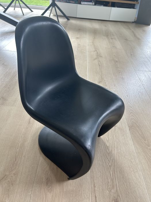 Krzesło dla dziecka  Balance junior PP czarne inspirowane Panton Chair – nowoczesne krzesło z tworzywa