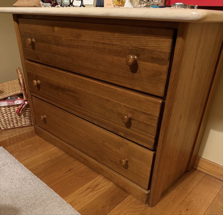 Comoda Pedrosa 102/43/77 de altura. Tampo em marmore 117-48 cm