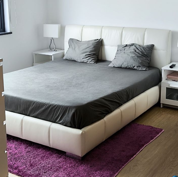 Cama de casal estafada branca 
Cama de casal Sofatime estofada branca com estrado — usada em bom estado