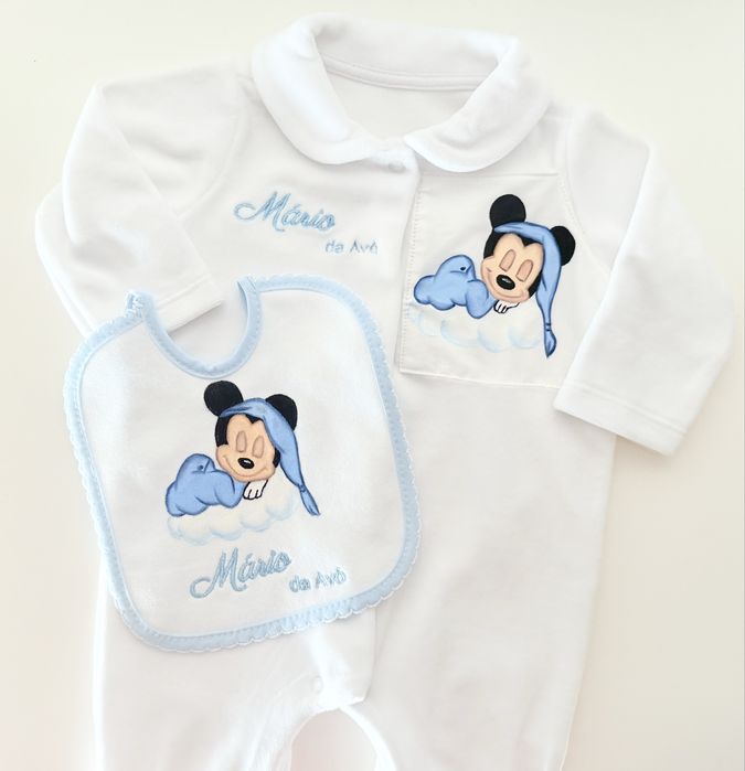 Babygrow e babete pintado à mão com nome bordado