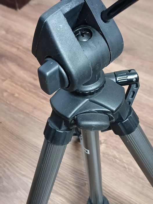 statyw fotograficzny marki Hama.