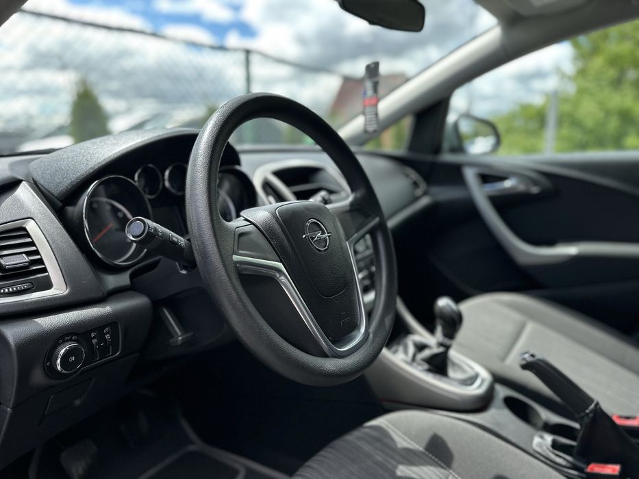 Продам Opel Astra J 2011