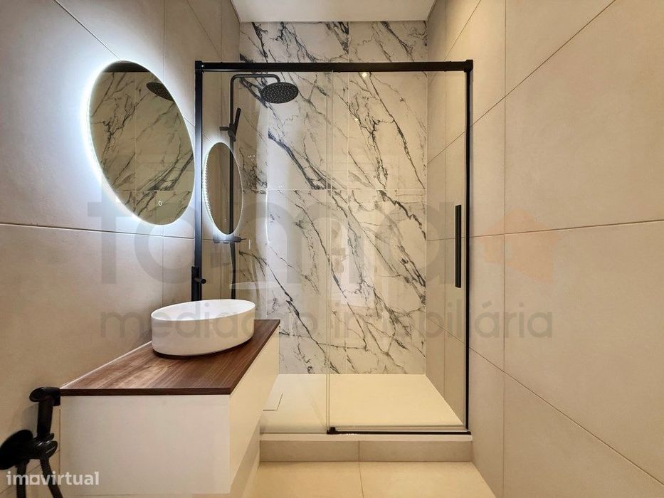 Apartamento T3 Remodelado com quintal, 2 Suítes e Closet na Av. Alm...