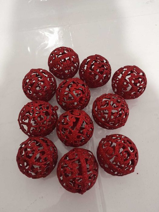Bolas de Natal vermelhas recortadas.
