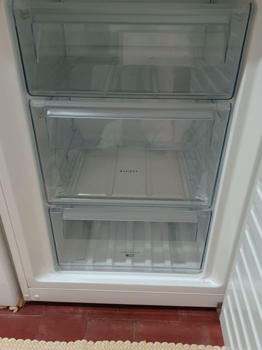 Frigorífico combinado AEG seminovo.