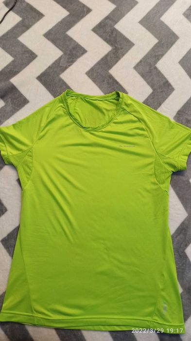 seledynowa koszulka trekkingowa Quechua