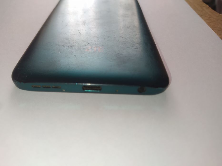 Продам ZTE Blade V30 vita 4/128(Розбитий екран / На запчастини)