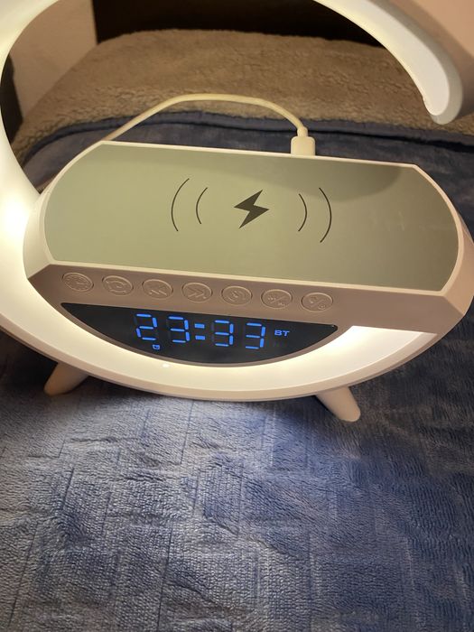 Coluna com relogio,despertador,radio e leds