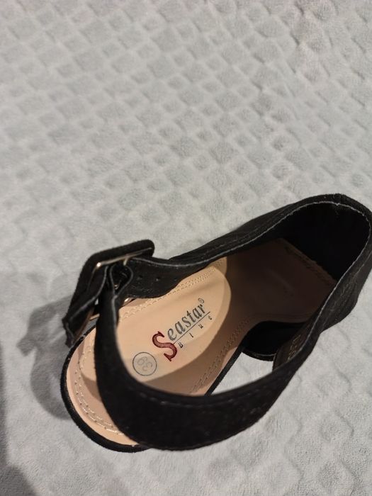 Czarne zamszowe buty na obcasie