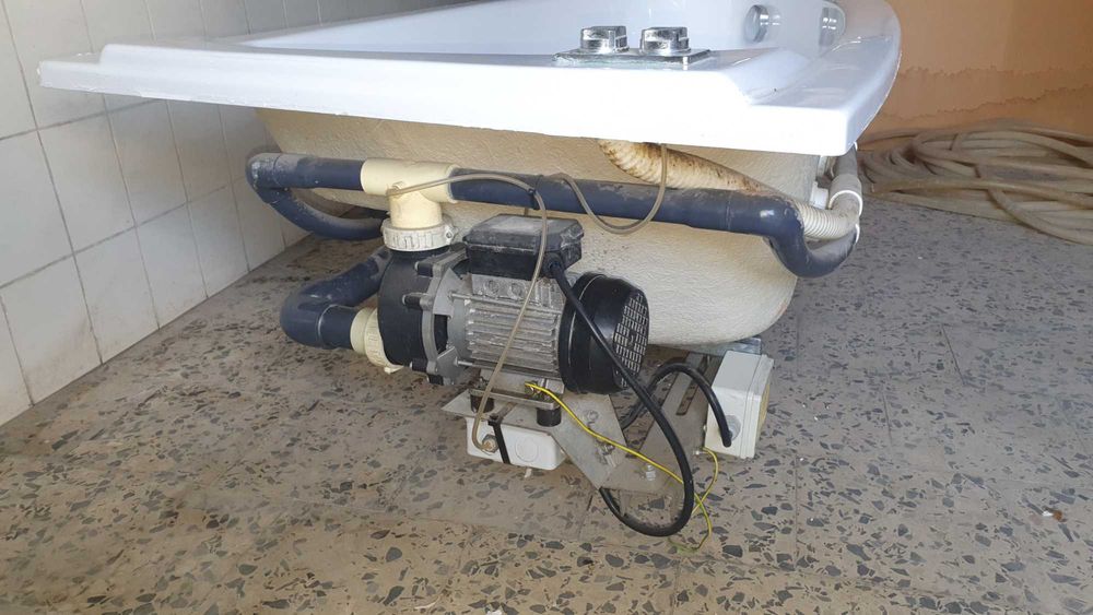 Banheira angular com sistema de hidro-massagem.