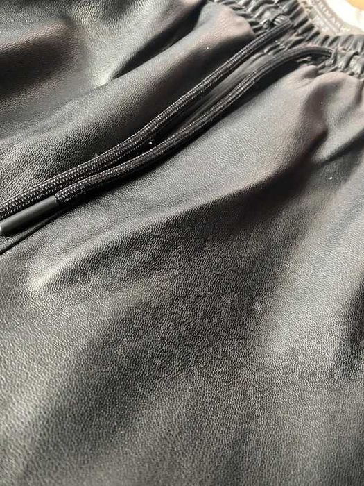 Czarne spodnie joggery z ekoskóry Primark L/XL 40/42