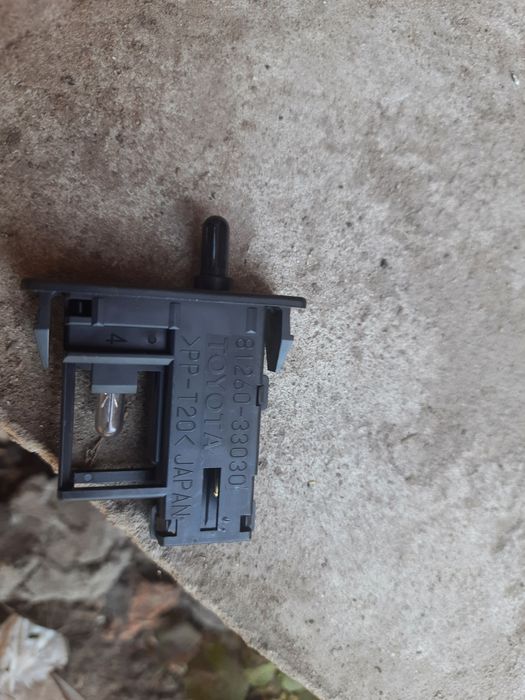 Фонарь кнопка датчик подсветки бардачка Тойота Авенсис т25 81260-33030