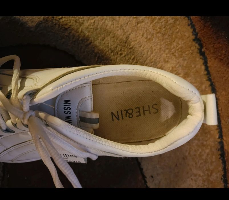 Białe ciężkie buty