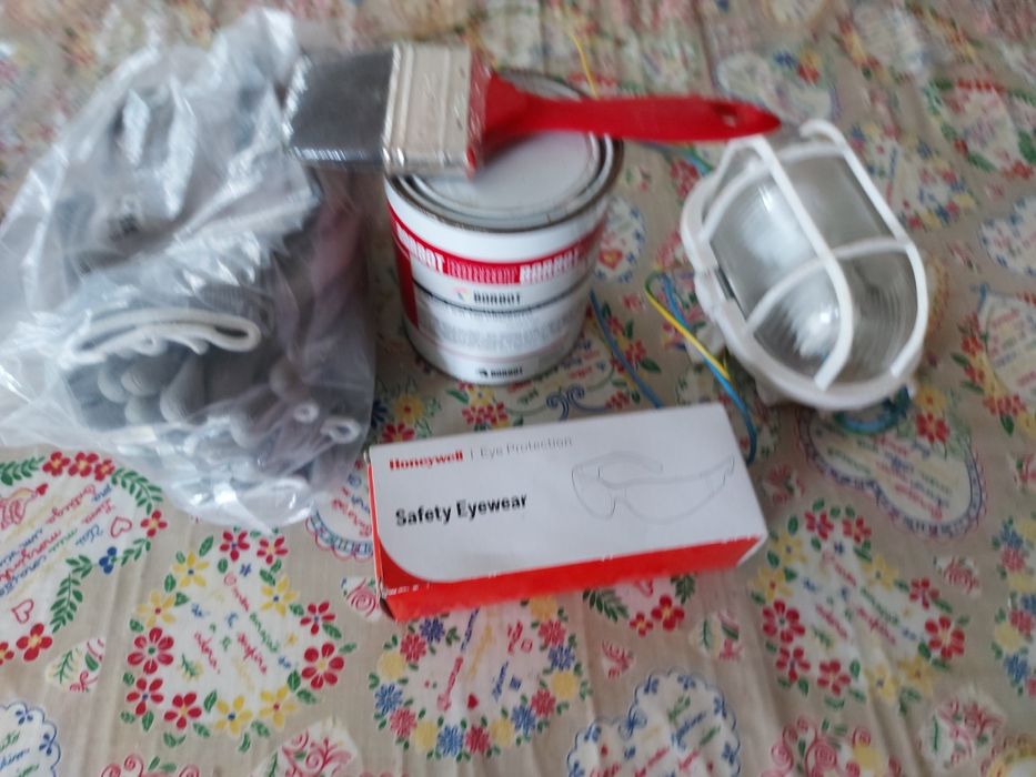 1 lata de tinta primário cinza de 1 litro 1 trincha 5  pares de luvas