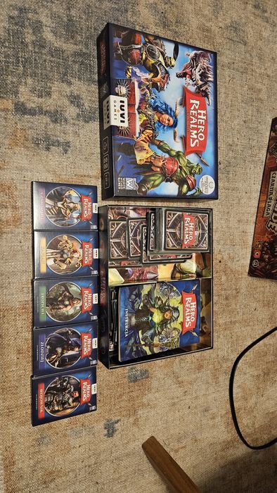 Hero realms z dodatkami zakoszulkowane