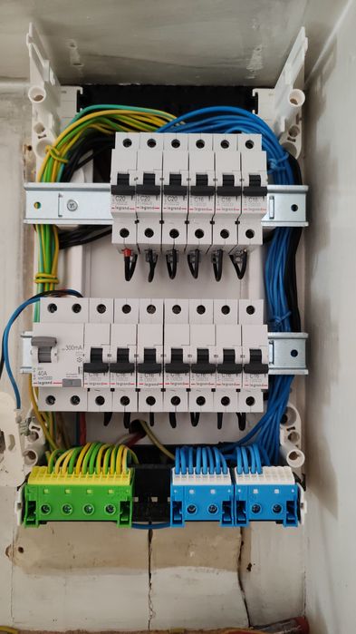 Eletricista profissional e experiente disponível. Orçamento grátis