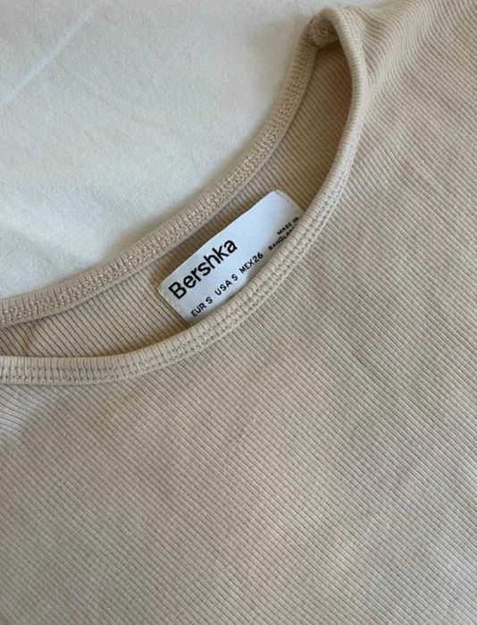 Top em malha bege simples liso