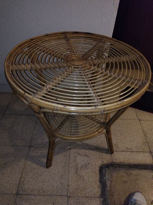 Mesa de bambu com tampo de vidro