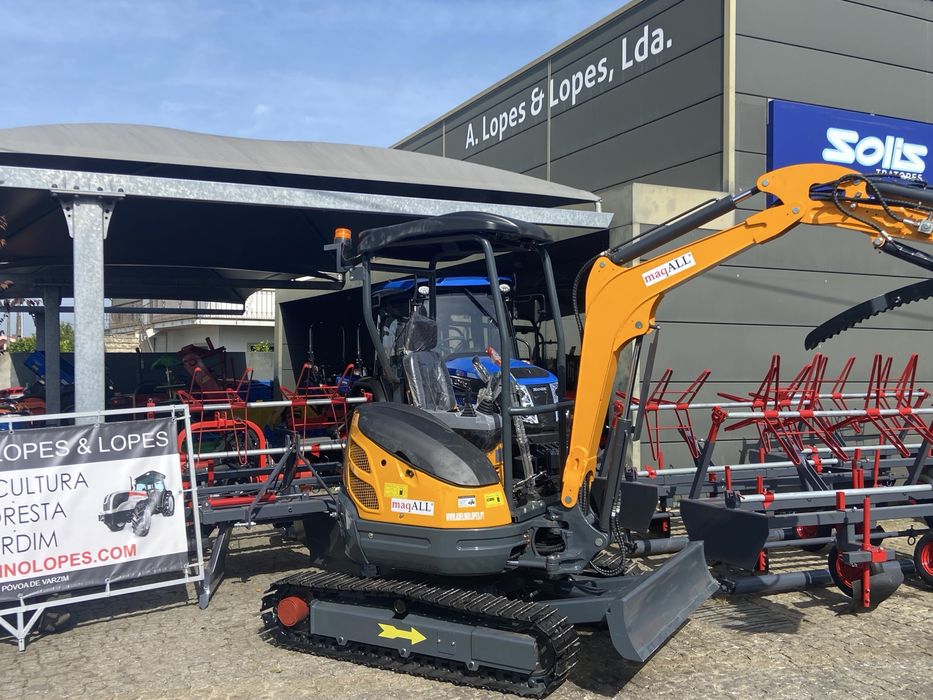 escavadora Giratoria 2500 kg motor kubota 20 cv com varios extras