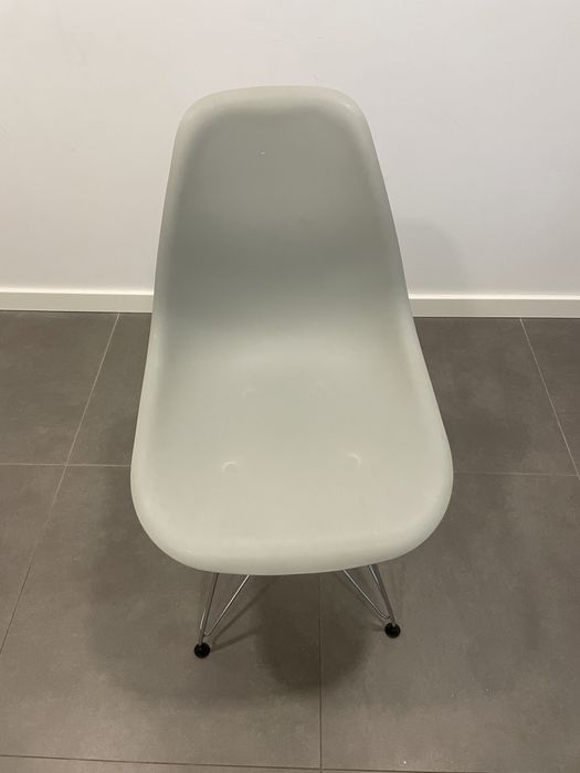 Cadeira cinza, pés inox