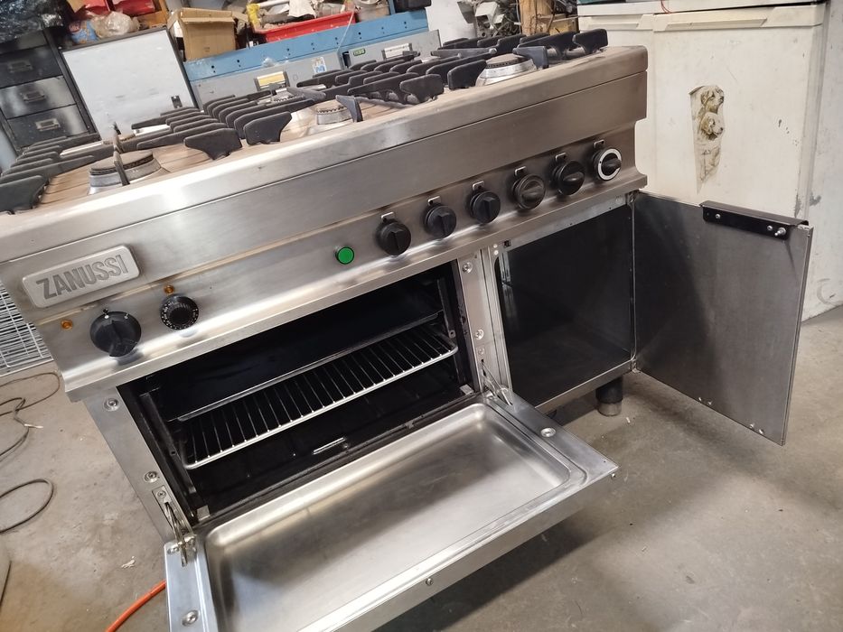 Газова плита професійна Zanussi.