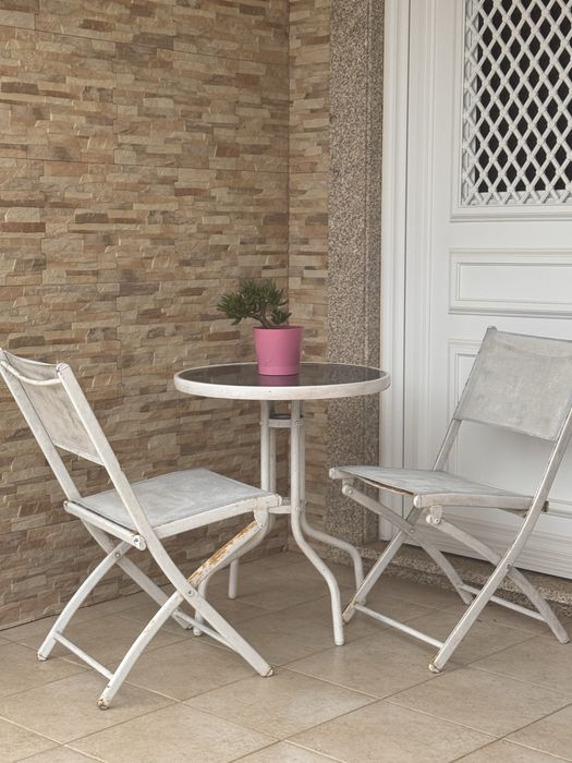 Conjunto mesa e duas cadeiras