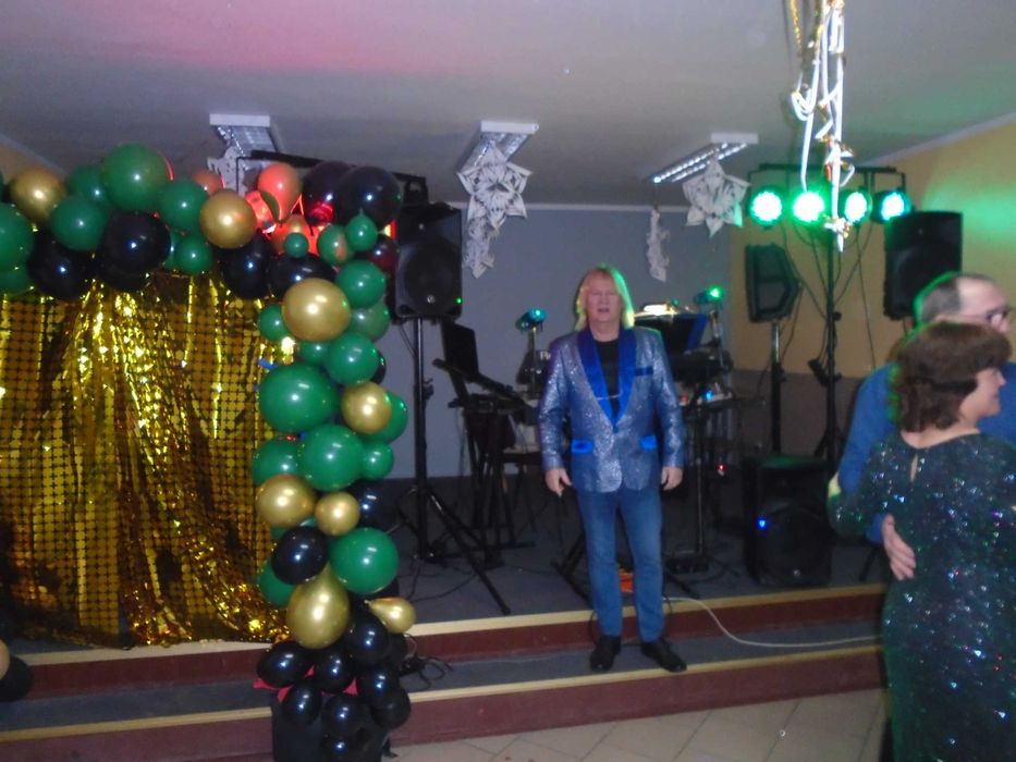 dj prezenter oraz muzyk grający i śpiewający - jedna osoba