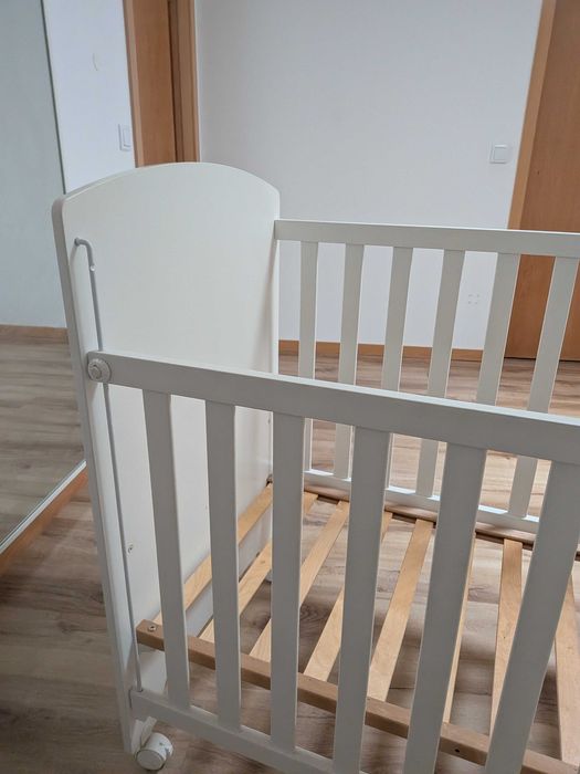 Berço Branco com Cristais Swarovski | 2 Posições | Lateral Rebatível | Rodas