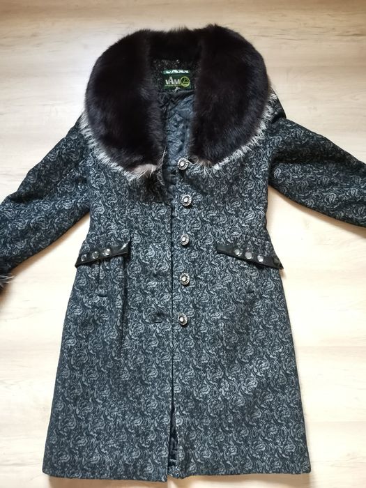 Зимнее женское пальто с меховым воротником