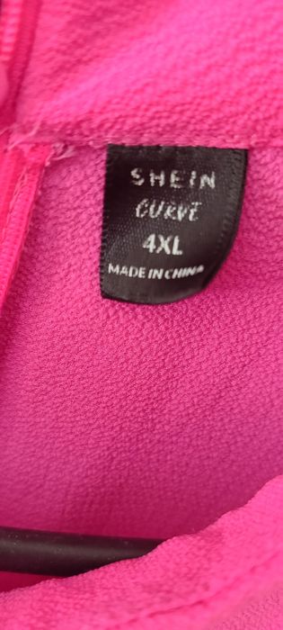 Яскрава сукня з вишивкою