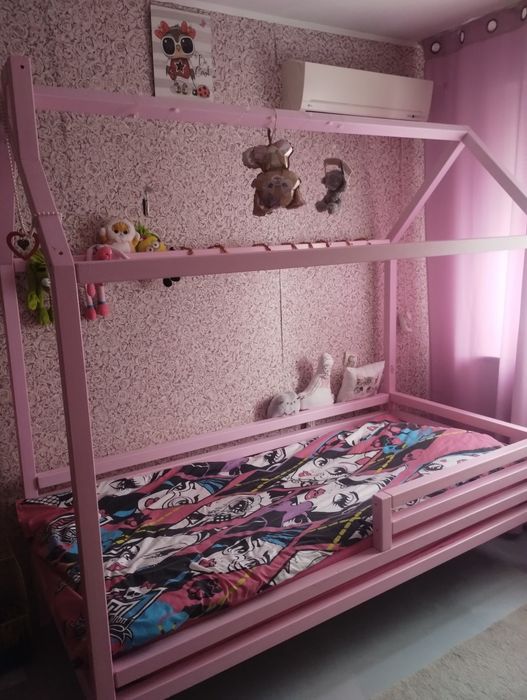 Кровать домік для дівчаток
