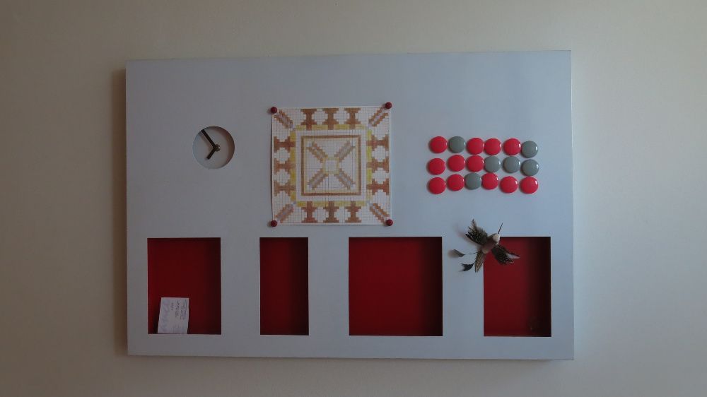 Placar/quadro com imans e relógio