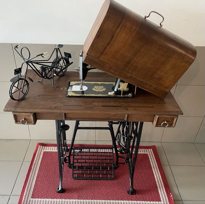 Máquina de costura antiga restaurada