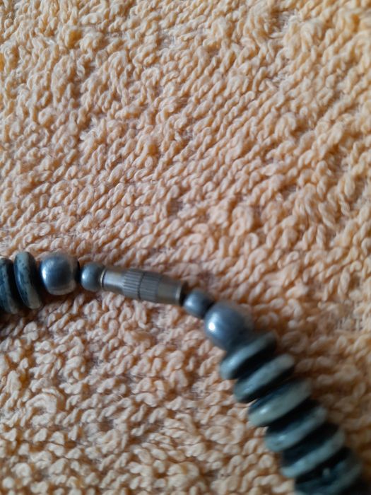 Damski naszyjnik z naturalnych kamieni w odcieniach szarości vintage