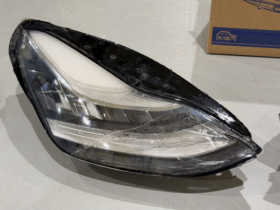 Tesla Model Y 3 фара права не лінзована